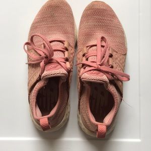 New Balance tennis shoes